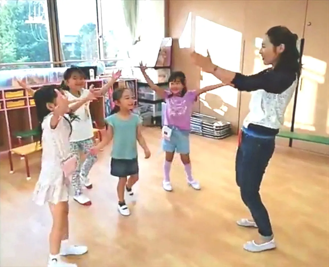 手を挙げて元気に答える子どもたち